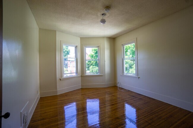 Foto del edificio - Charming Single Family Home One Block From...