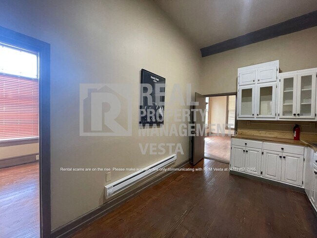 Building Photo - Charming One Bedroom Apartment Downtown