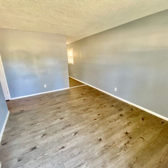 Foto del edificio - Handyman Special $0 First Month's Rent / “You fix, you SAVE BIG!!” Contact Mayshell for details: ...