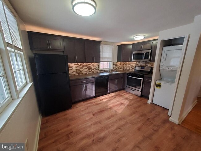 Building Photo - 16 St Albans Ave