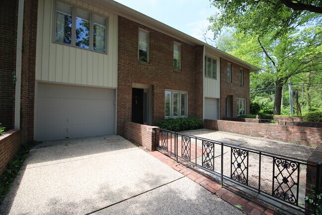 Foto del edificio - Three Bedroom St Matthews Condo