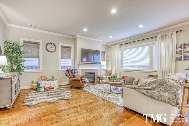 Building Photo - Spacious 4 BD Home with Private Backyard &...