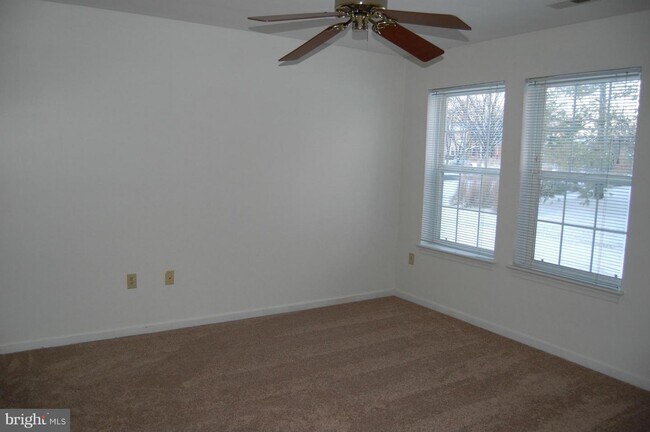 Building Photo - 8200 Blue Heron Dr