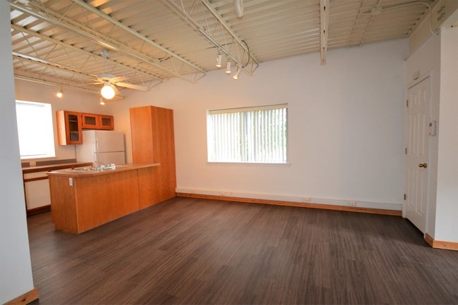Building Photo - 1051 N Molly Ct