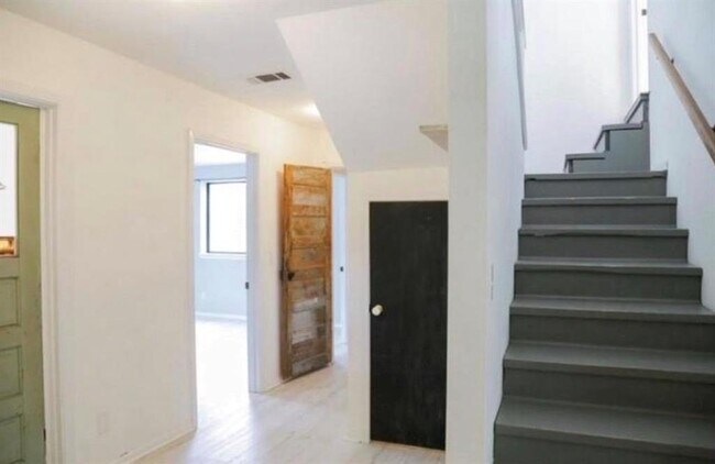 Foto del edificio - 445 Twin Oaks Trail