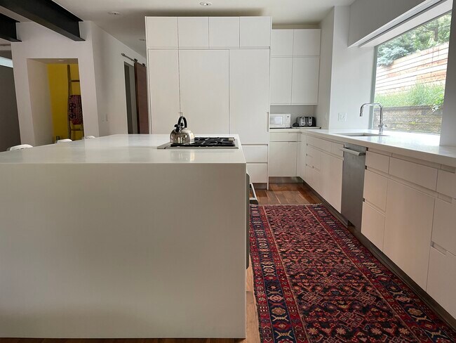 Eat in kitchen, oversized island, high end appliances - 1341 Beechwood Blvd