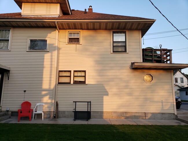 Building Photo - 315 E Walnut St