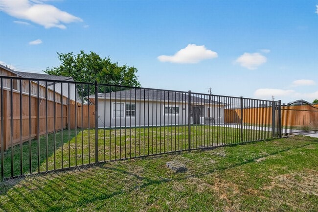 Building Photo - 5714 Southwind St