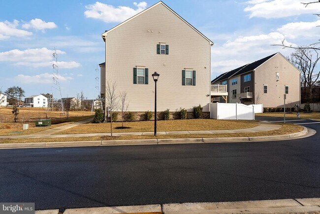 Building Photo - 9437 Oak Grv Ln