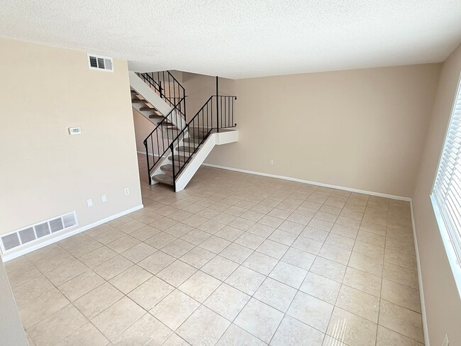 Building Photo - Spacious 3-Bedroom Condo in the Indian Can...
