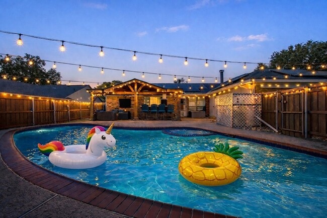 Photo - 913 Sandhurst Dr House