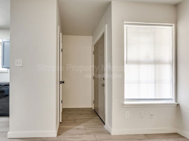 Building Photo - 2207 Donna Dr