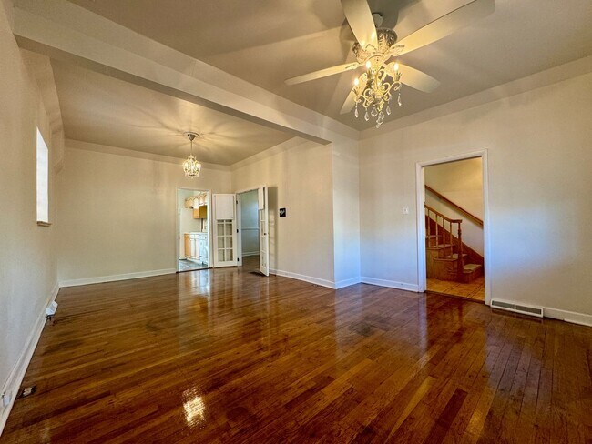 Foto del edificio - 3 Bedroom 2 Full Bath Plus Office Renovated Victorian Style Family Home Available Mid December!!