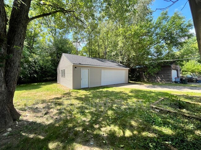 Building Photo - 1607 Costello Dr