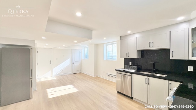 Building Photo - 950 Matthew Murray Cres