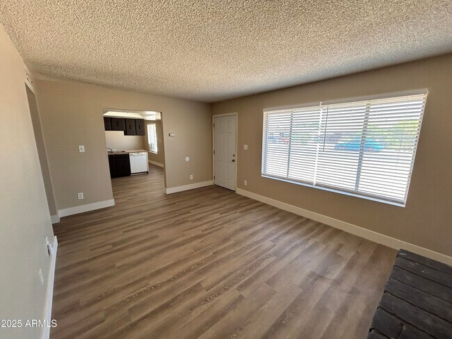 Foto del edificio - 8443 W Glenrosa Ave