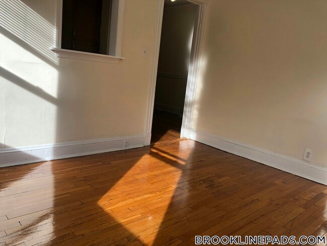 Building Photo - 364 Riverway