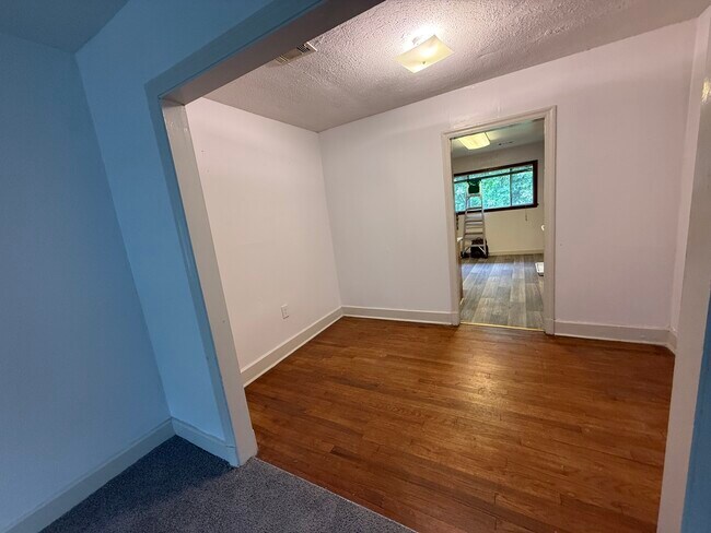 Foto del edificio - 1164/1166 Raymond Road Duplex