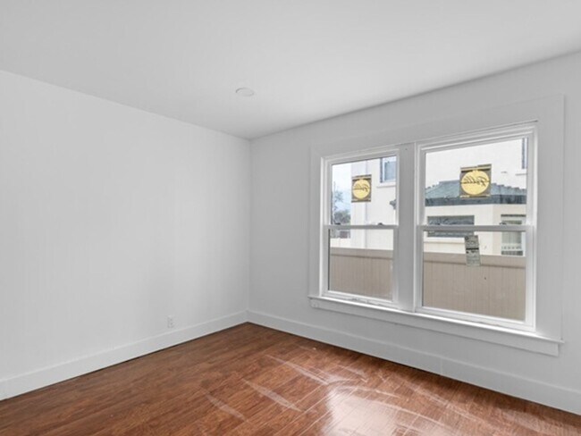 Building Photo - 3 Bedroom Duplex in Buffalo