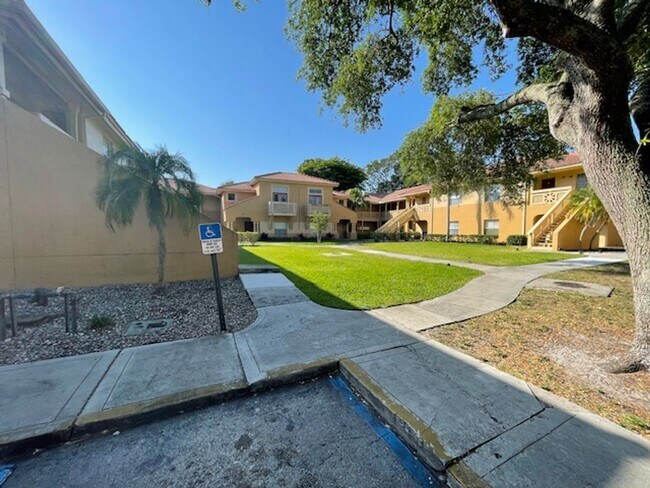 Building Photo - Palm Lakes Condo