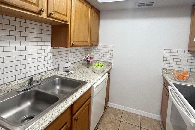 Building Photo - 1040 S Buena Vista Dr