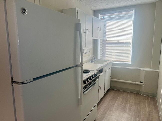 Building Photo - Studio apartment - Heart of Golden!