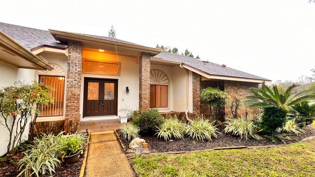 Building Photo - Charming 3-bedroom, 2 -bathroom pet friend...