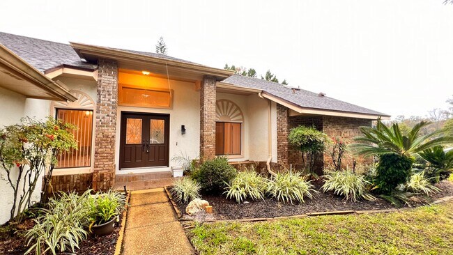 Foto del edificio - Charming 3-bedroom, 2 -bathroom pet friend...