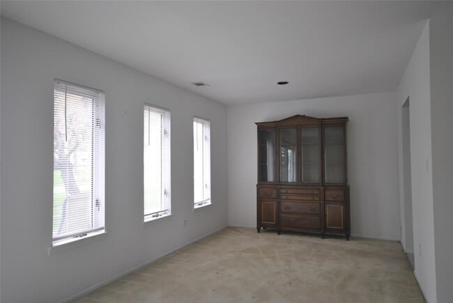 Building Photo - 423 Elton Ct E