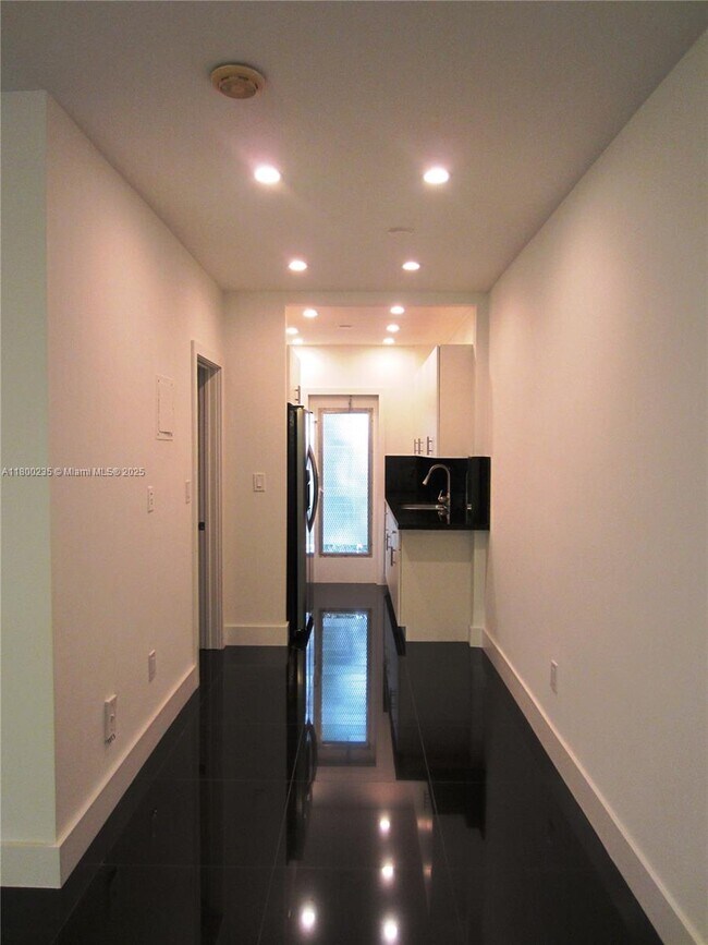 Foto del edificio - 8132 Harding Ave