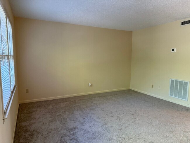 Foto del edificio - Private 2BD/1.5BA Townhouse in Prime NW Hickory Location | Available 6/1/2026