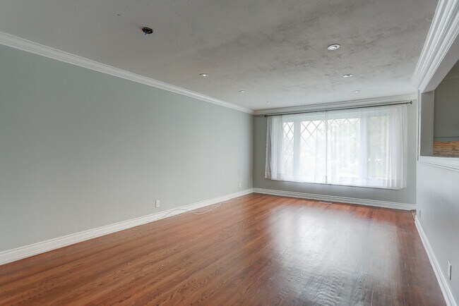 Photo du bâtiment - 1-894 Krosno Blvd Pickering Ontario L1W 1H4