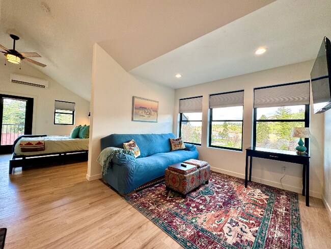 Building Photo - 1120 Holt Dr