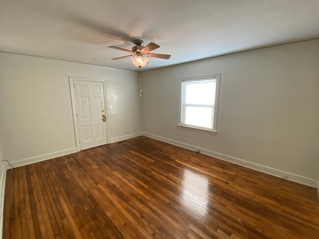 Building Photo - Adorable 1 Bedroom Duplex in Old West Durh...