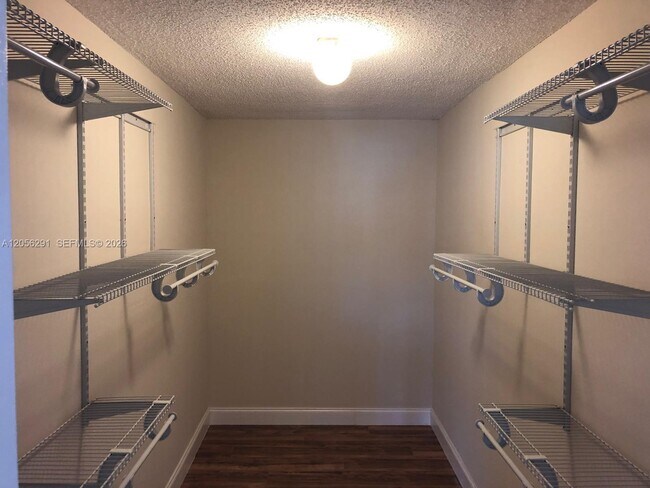 Foto del edificio - 7010 NW 186th St
