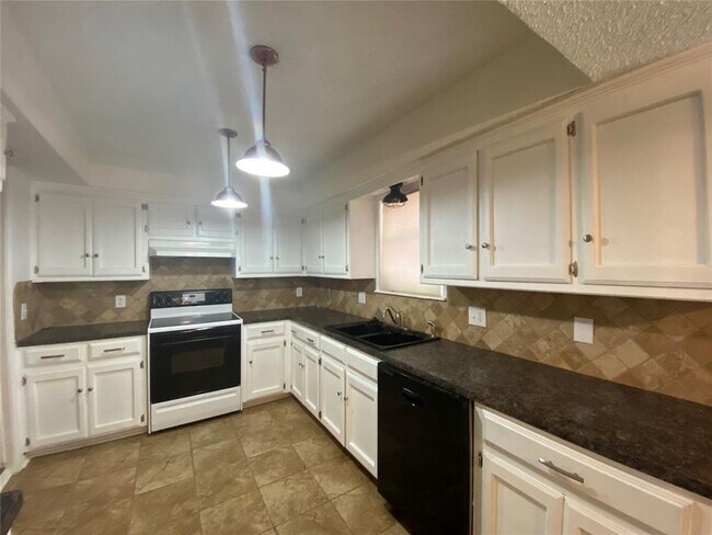 Foto del edificio - 2433 Shady Tree Ln
