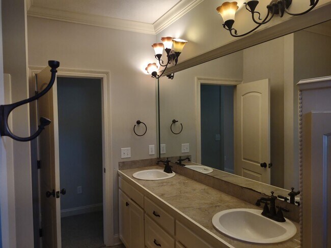 Foto del edificio - 103 Hallmark Pl