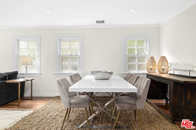 Foto del edificio - 639 Westbourne Dr