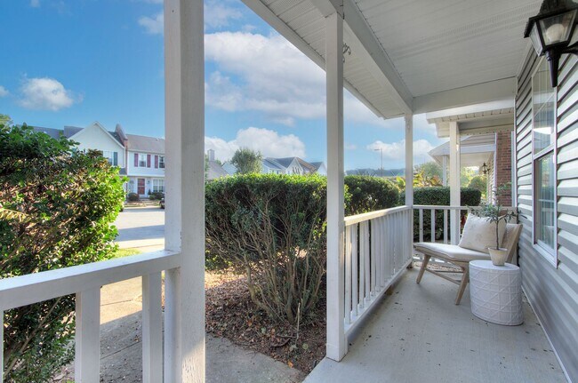 Foto del edificio - Discover this beautifully updated Raintree townhome featuring an open floor plan and a range of c...