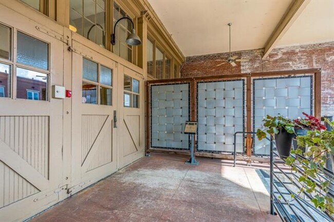 Foto del edificio - 1/2 OFf FIRST Full MONTH!! Amazing studio in the William Farrington Buildiing.  UTILITIES INCLUDE...
