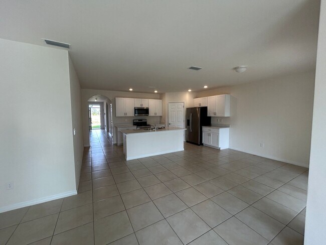 Foto del edificio - 4/2 Newer construction Available Now