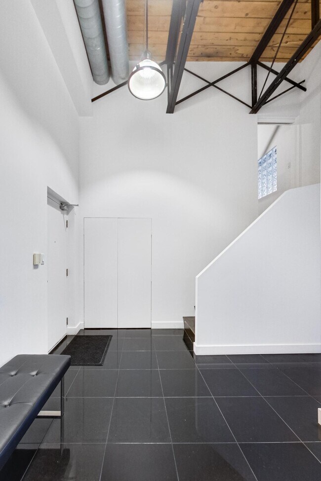 Photo du bâtiment - 676-676 Richmond St W