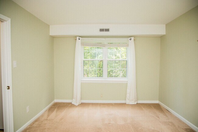 Foto del edificio - One Bedroom Condo in Barracks West