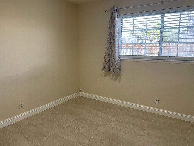Building Photo - Updated and Charming 4 bedroom + Office/De...