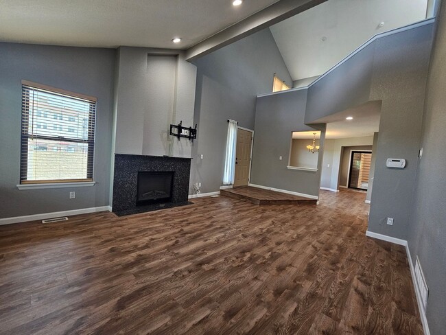 Building Photo - Gorgeous 2+ Bedroom 3 Bath Townhouse with ...