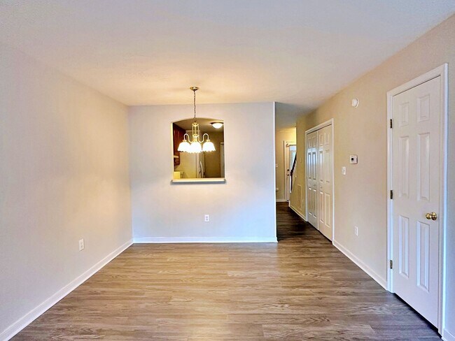 Foto del edificio - 4 Bedroom Townhouse Near Chesterfield Cour...
