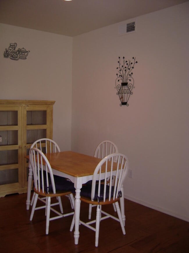 Building Photo - 1 BD 1 BA in Brick Commons