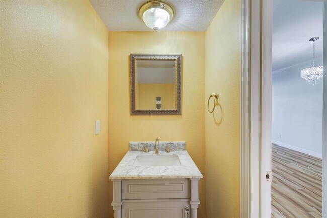 Foto del edificio - 7463 Brompton St