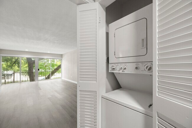 Foto del edificio - 5050 Ambassador Way