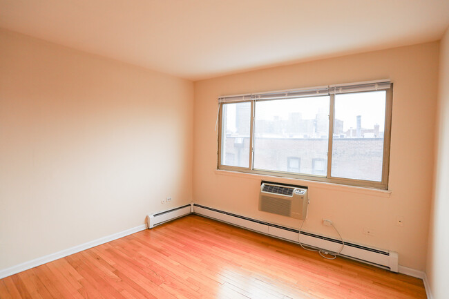 Building Photo - 1055 W Catalpa Ave